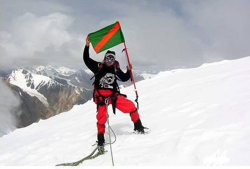 samina-baig-ismaili-flag-on-everest1.jpg