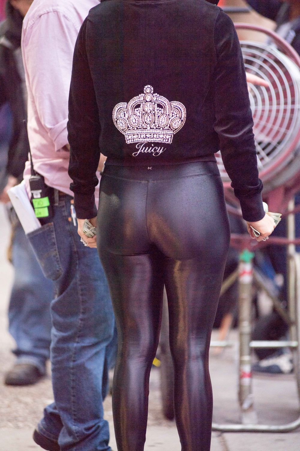 JenniferLopezHustlersLeggings8.jpg