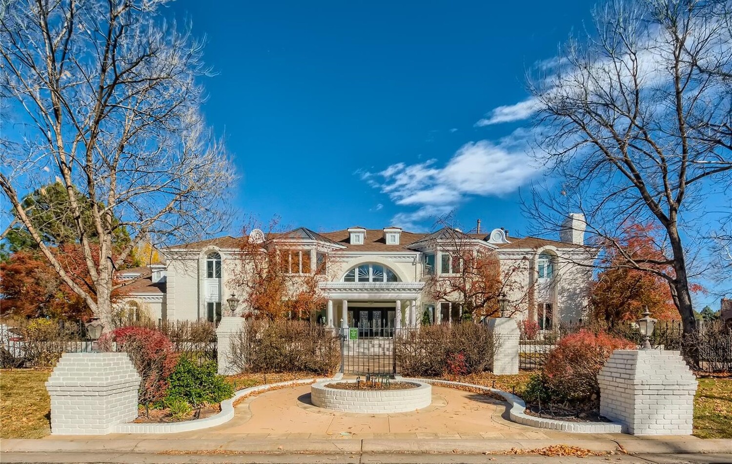 crazyluxuryhomes.com