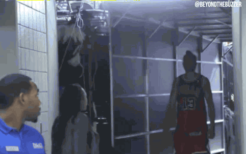 pistonsmascotscaresjnoah.gif