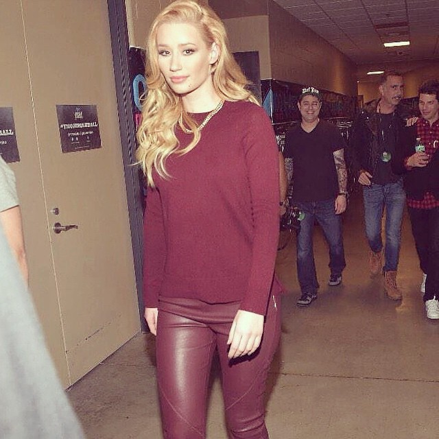 guys-in-background-of-IggyAzalea-pic.jpg