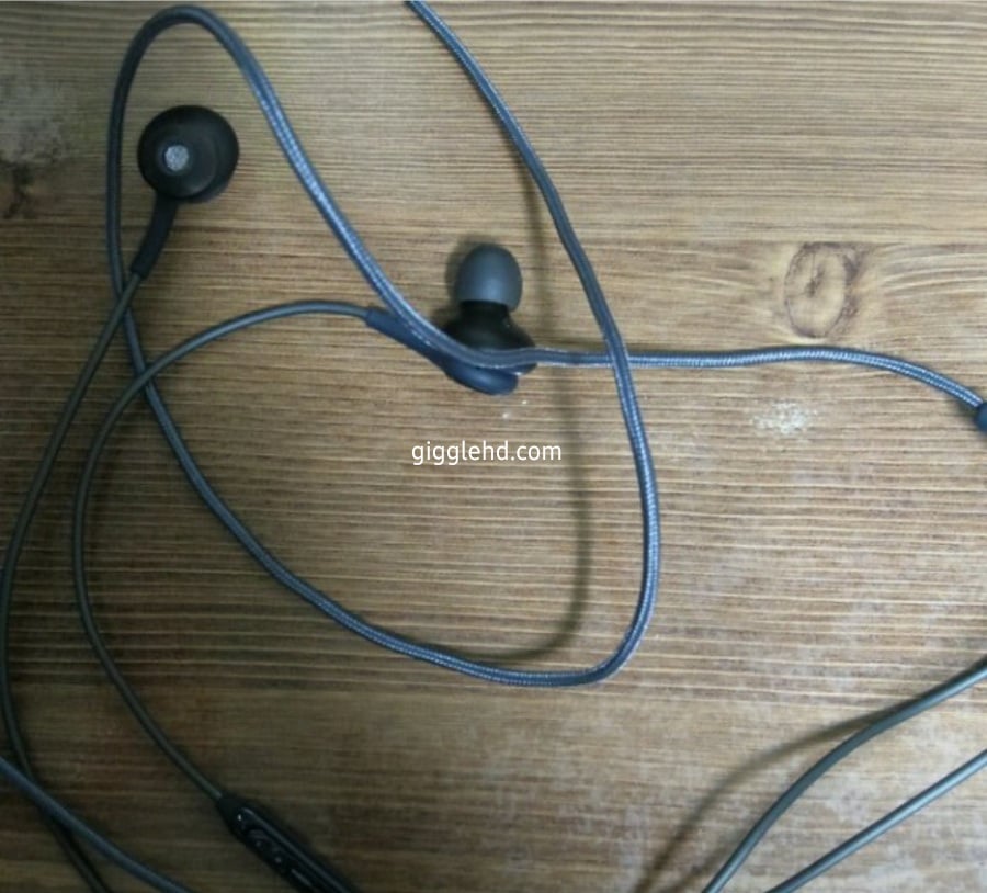 s8-akg-earphones-3.jpg