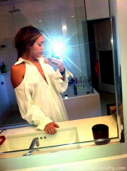 miley-cyrus-braless-photo.jpg