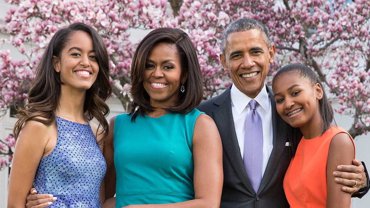 1200px-Obama_Family.jpg