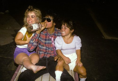 Michael-swiggin-with-some-chics-zpsk3cy6prg.jpg