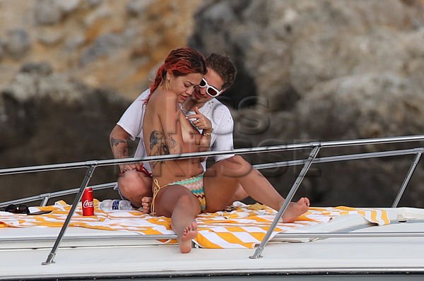 Rita-Ora-Topless-TheFappeningBlog.com-2.jpg