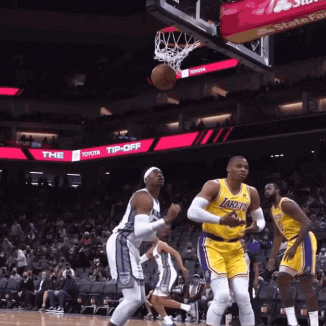 westbrook-rock-a-the-baby-lakers-russell.gif6