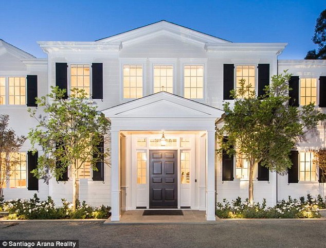 1415206593946_wps_10_Michael_Strahan_House_Rea.jpg