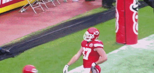 87kelce-dance-kc-whiteboy-going-in.gif