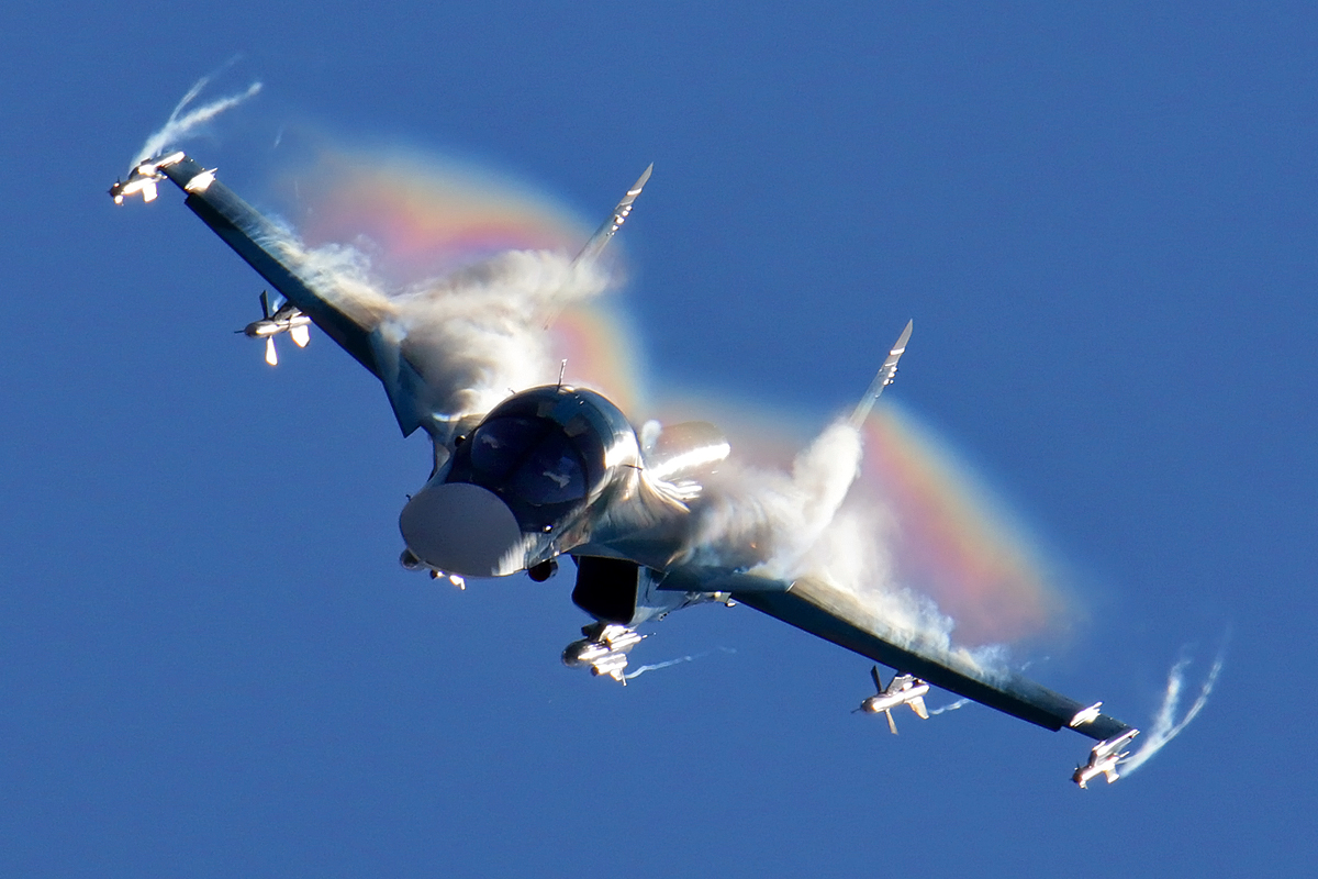 Sukhoi_Su-34_flight_display_at_2015_MAKS.jpg