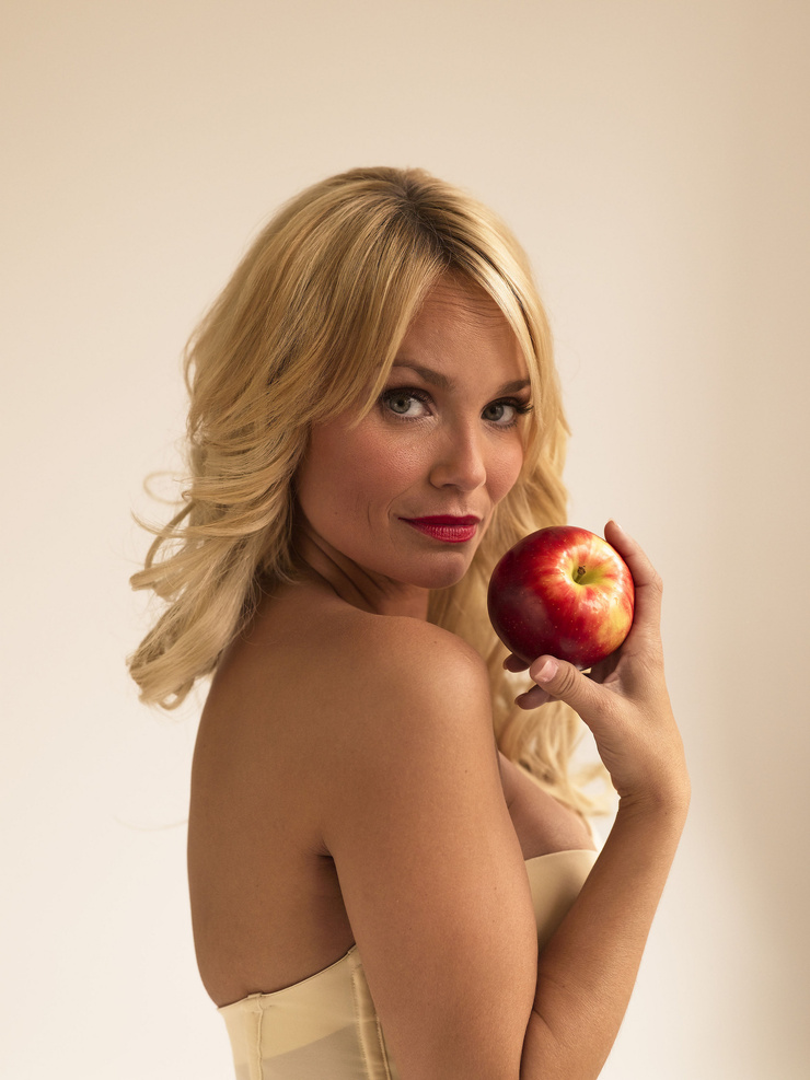 740full-kristin-chenoweth.jpg