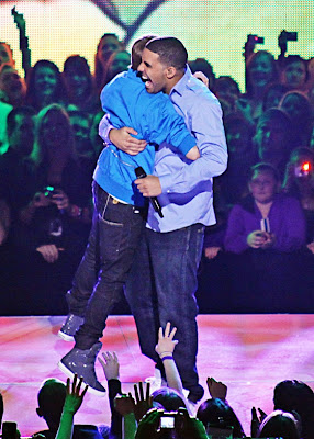 drake+bieber+hug.jpg
