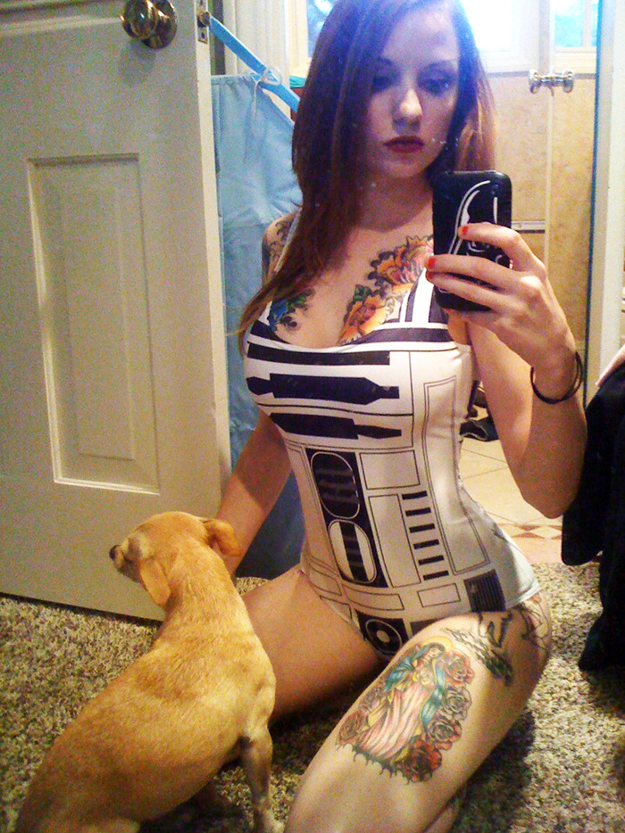 hot-girl-star-wars-r2d2-bikini-1362766552f.jpg