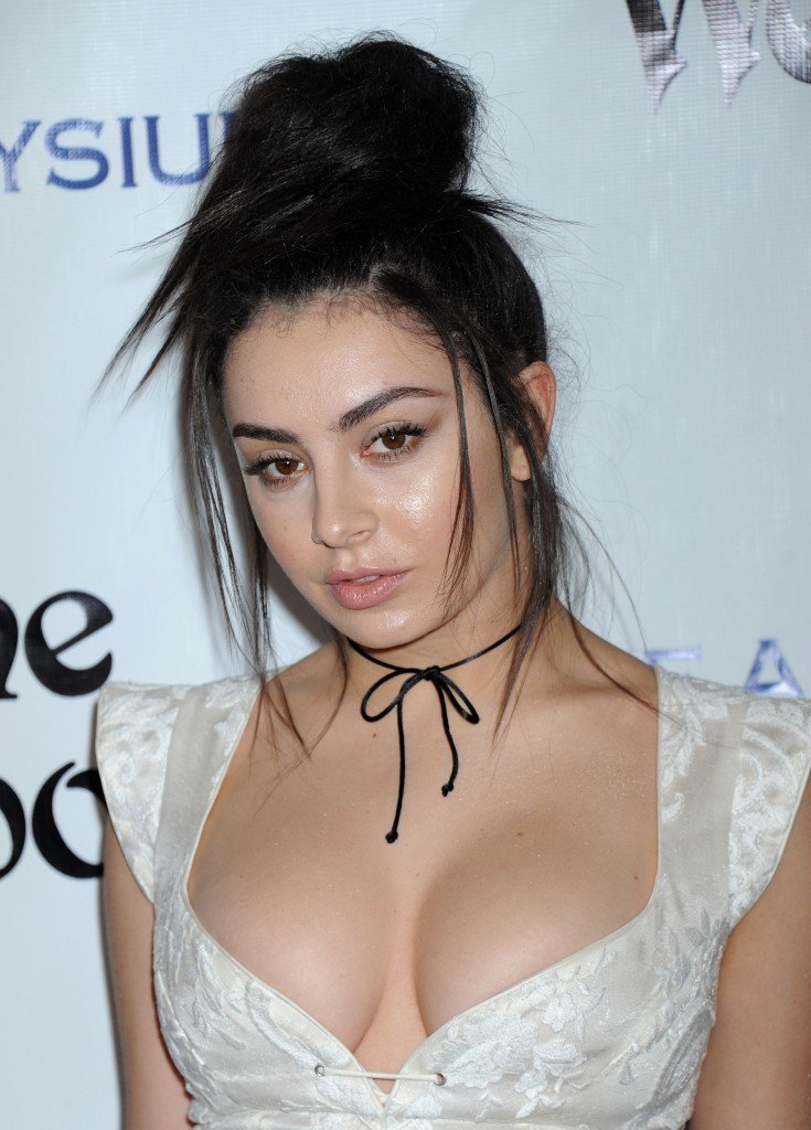 Charli-XCX-Cleavage-4-735x1024.jpg