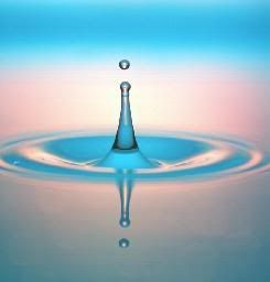 splash-of-single-drop-in-still-wate.jpg