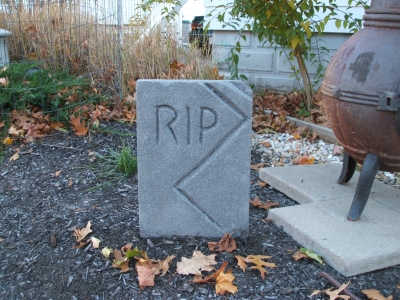 make-halloween-gravestone.jpg
