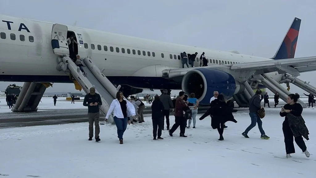 Delta 757 Engine Fire, Over 200 Passengers Evacuated at Atlanta Airport