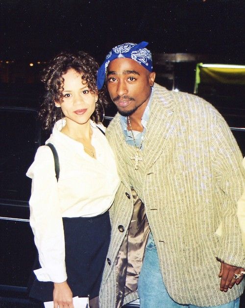 6e41bb934d55cb9252ee6316175e4ac4--tupac-shakur-famous-photos.jpg