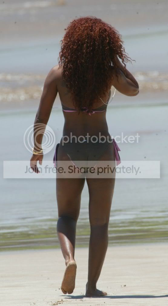 32546_Melanie_Brown_bikini_in_Hawai.jpg