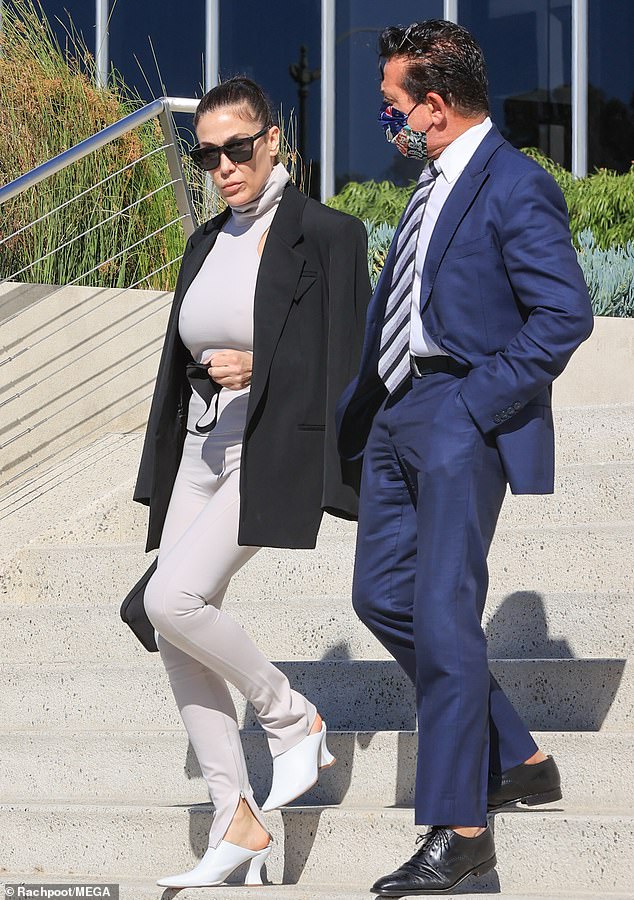 30359134-8487897-Proceedings_Dr_Dre_s_wife_is_pictured_on_Thursday_leaving_an_att-m-37_1593792838863.jpg