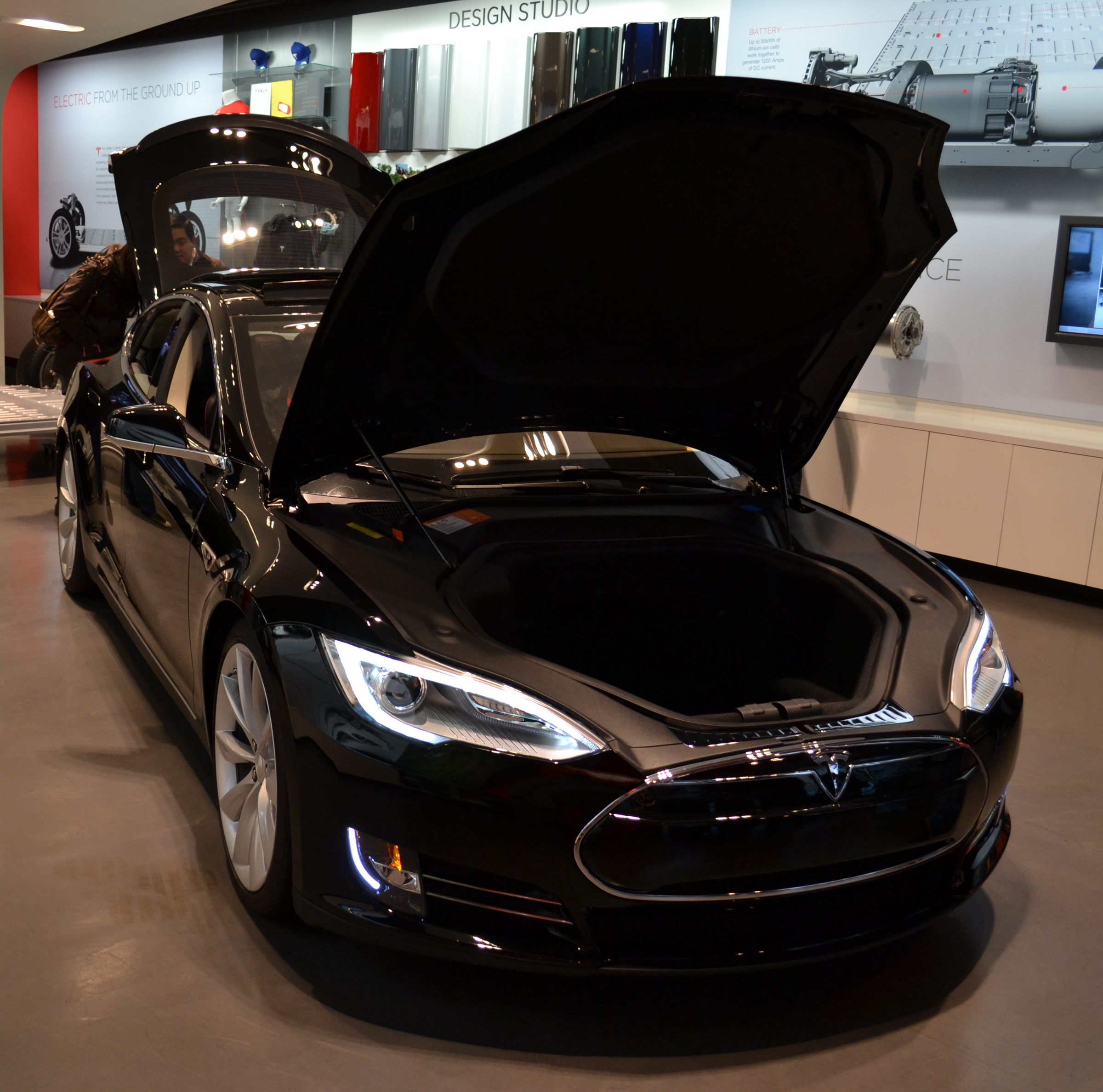 Tesla_Model_S_with_hood_up.JPG