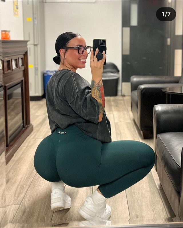 thickfrenchie-with-her-giant-bubble-butt-shes-built-her-v0-ht9chy7tb6db1.jpg