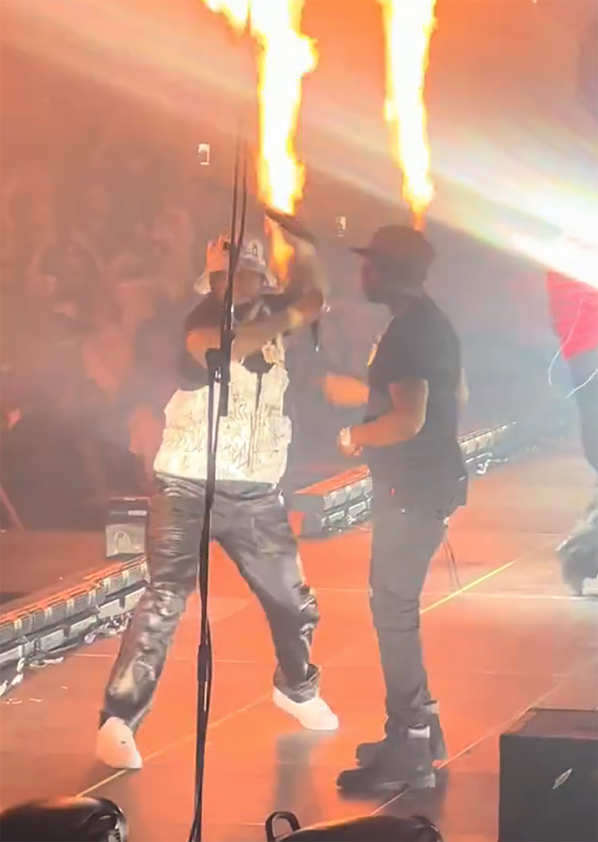 50 cent hurling a mic into the crowd next to rapper YG