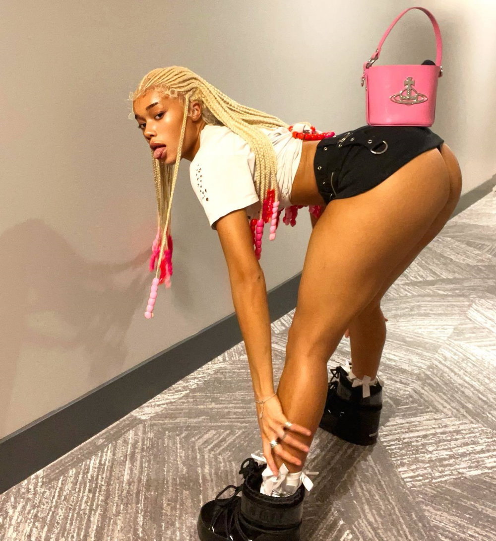 EssyonnaFlashingHerBigBootyInTightShortsFleshlight4.jpg