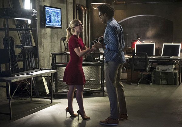 arrow-echo-kellum-emily-bett-rickards-01.jpg