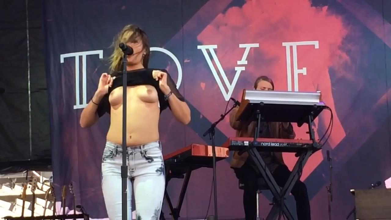 Tove-Lo-Boobs.jpg