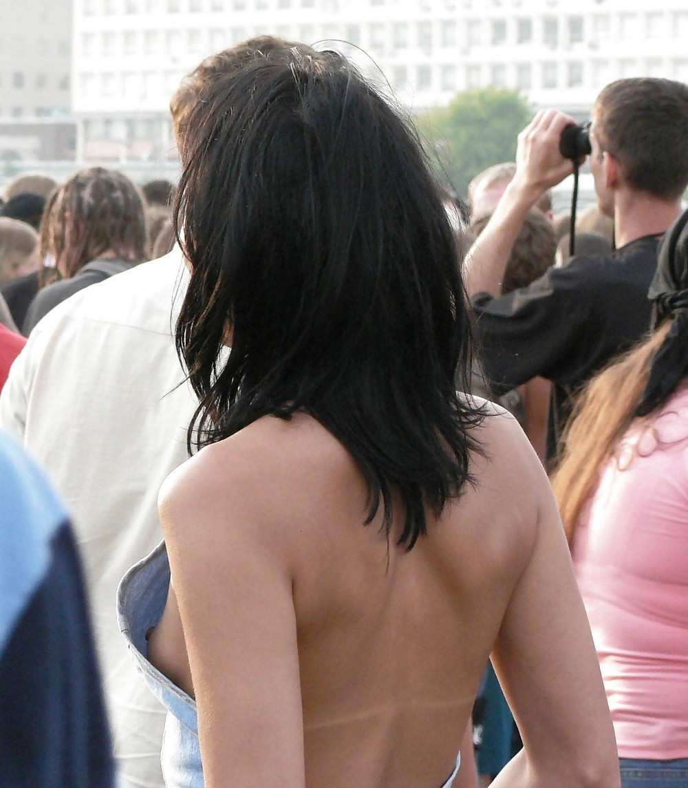 Candid-Nipslip-Girl.jpg