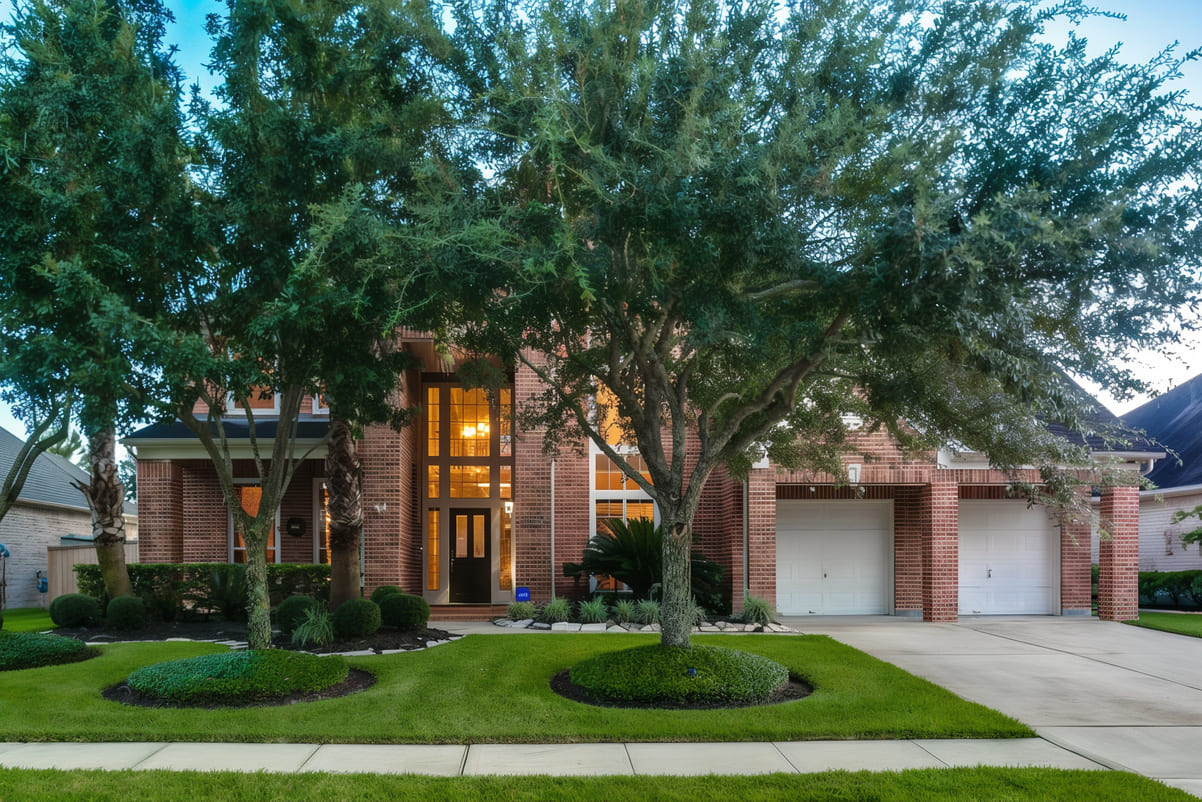 crazyluxuryhomes.com