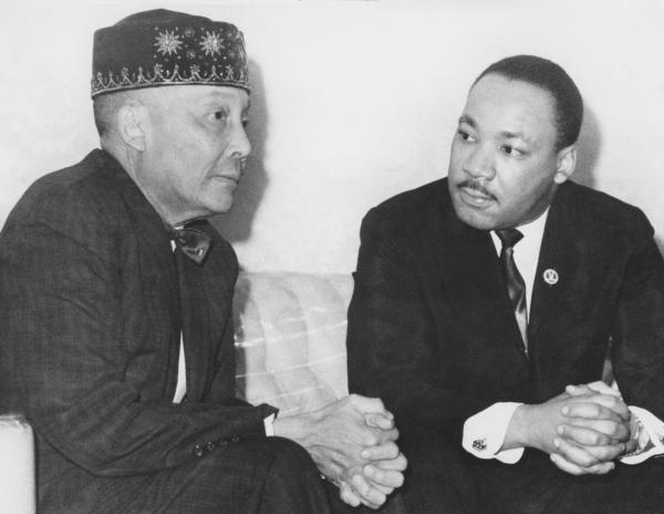 Martin-Luther-King-Jr-meets-with-Elijah-Muhammad-in-Chicago.jpg