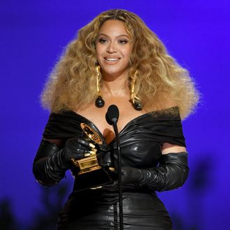 a3e08f70e2430363de5edb540fcc30b454-beyonce.rsquare.w330.jpg