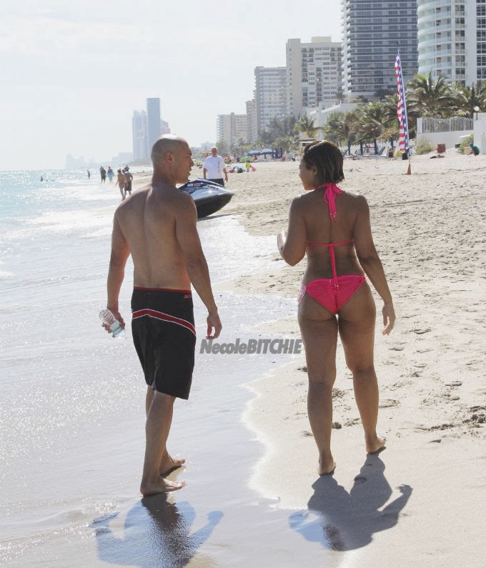 Ashanti-hits-the-beach-with-a-mystery-man-in-Miami.jpg