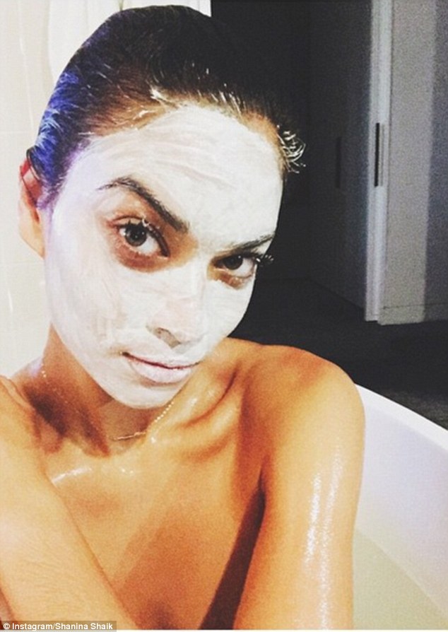 2535FF7100000578-0-Pamper_time_Shanina_Shaik_covered_her_face_in_a_clay_mask_on_Sat-m-16_1422707372075.jpg