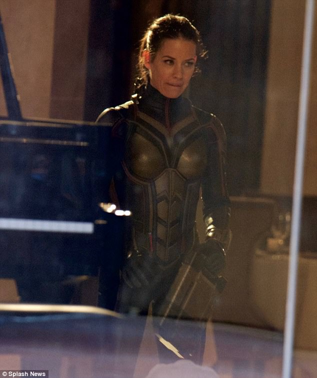 44CEBE7100000578-4929038-Evangeline_Lilly_looked_sensational_as_she_resumed_filming_for_t-m-54_1506596459123.jpg