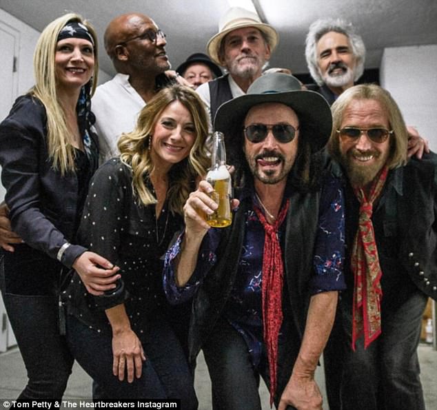 44F8DA6A00000578-4942072-The_final_picture_Tom_Petty_front_right_is_seen_backstage_after_-m-19_1506978880308.jpg