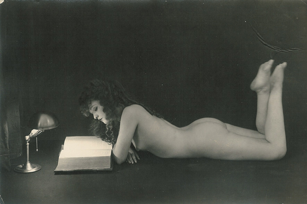 woman-naked-reading.jpg