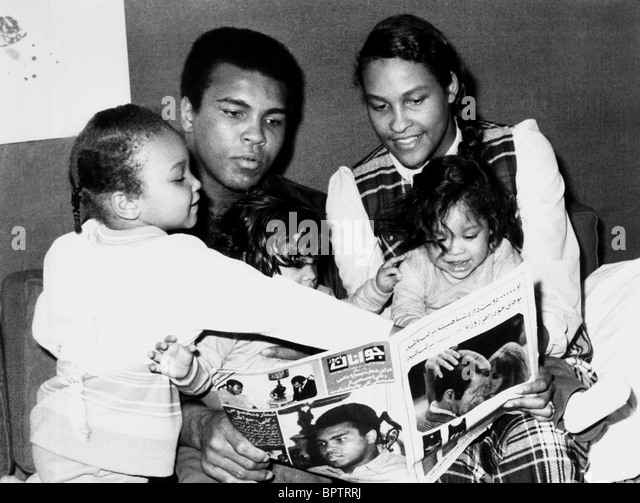muhammad-ali-wife-children-heavyweight-boxer-with-family-1971-bptrrj.jpg