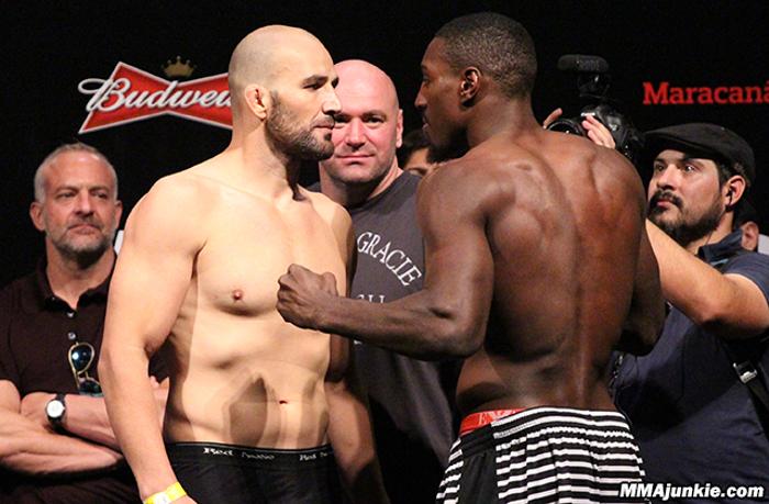 glover-teixeira-phil-davis-ufc-179.jpg