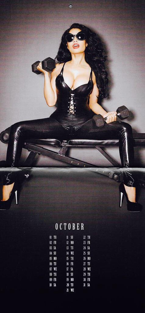 Nicki-Minaj-Calendar-2015-Naked-11.jpg