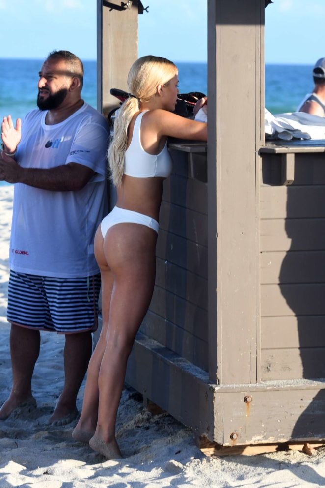Sofia-Richie:-In-White-Bikini-at-Beach-in-Miami-02-662x993.jpg