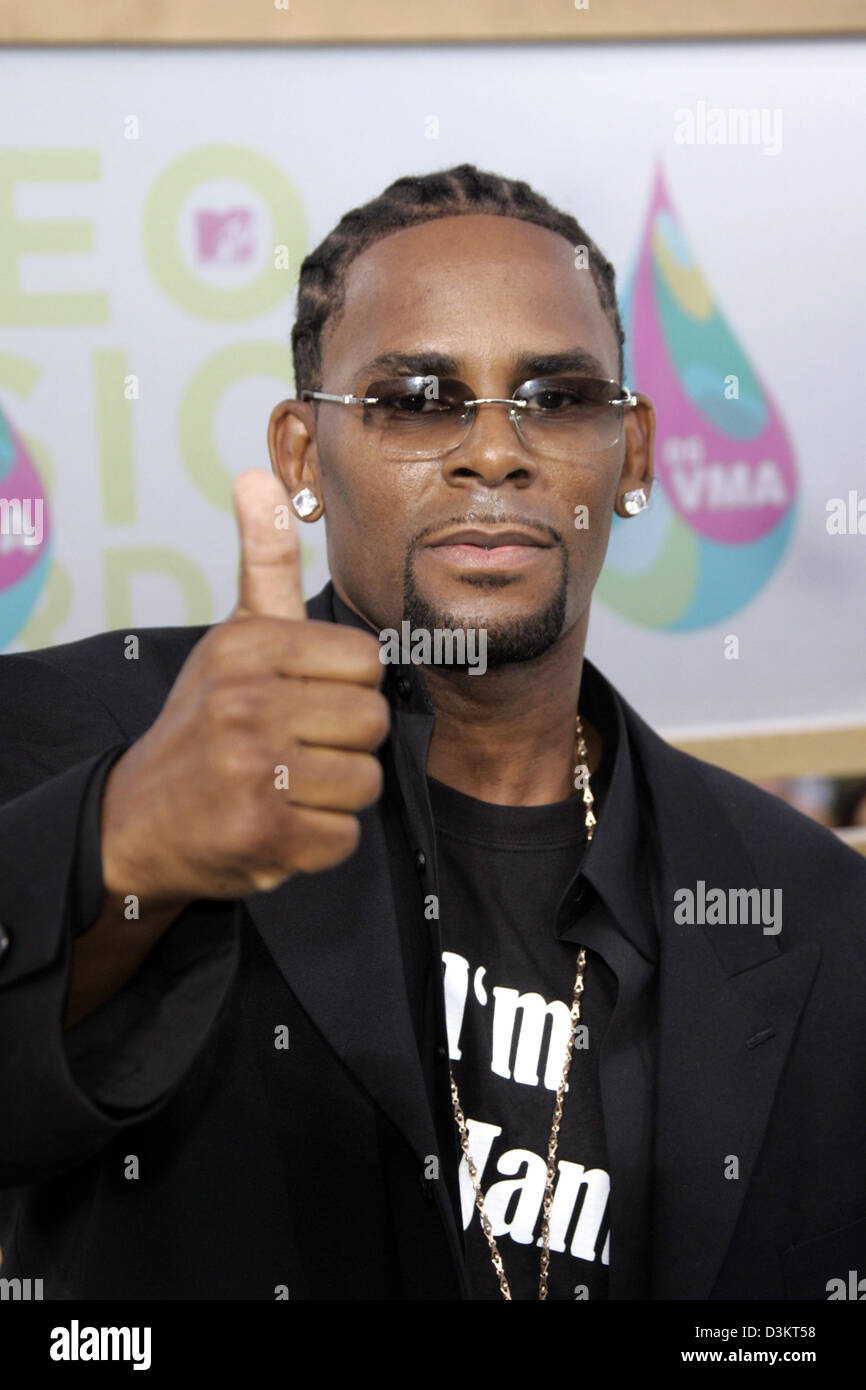 dpa-american-singer-r-kelly-shows-thumbs-up-at-the-mtv-video-music-D3KT58.jpg