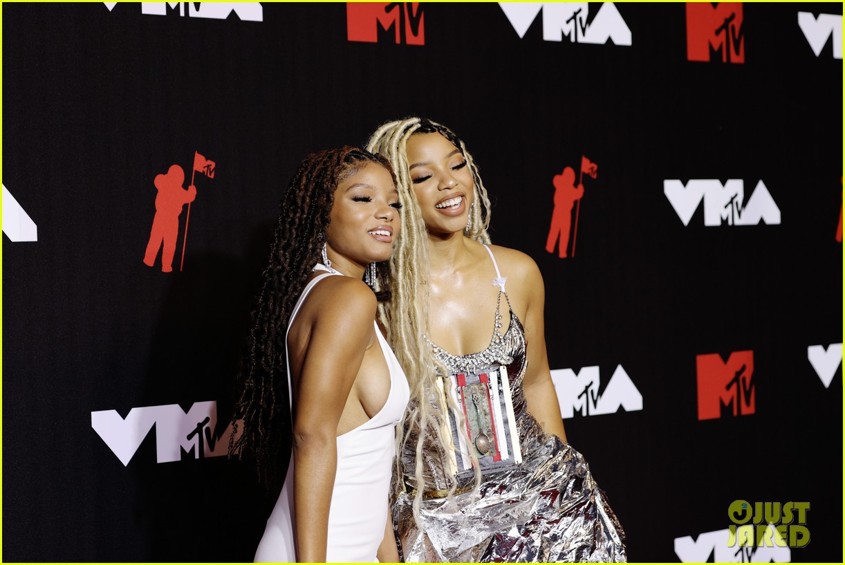 chloe-halle-bailey-mtv-vmas-red-carpet-03.jpg