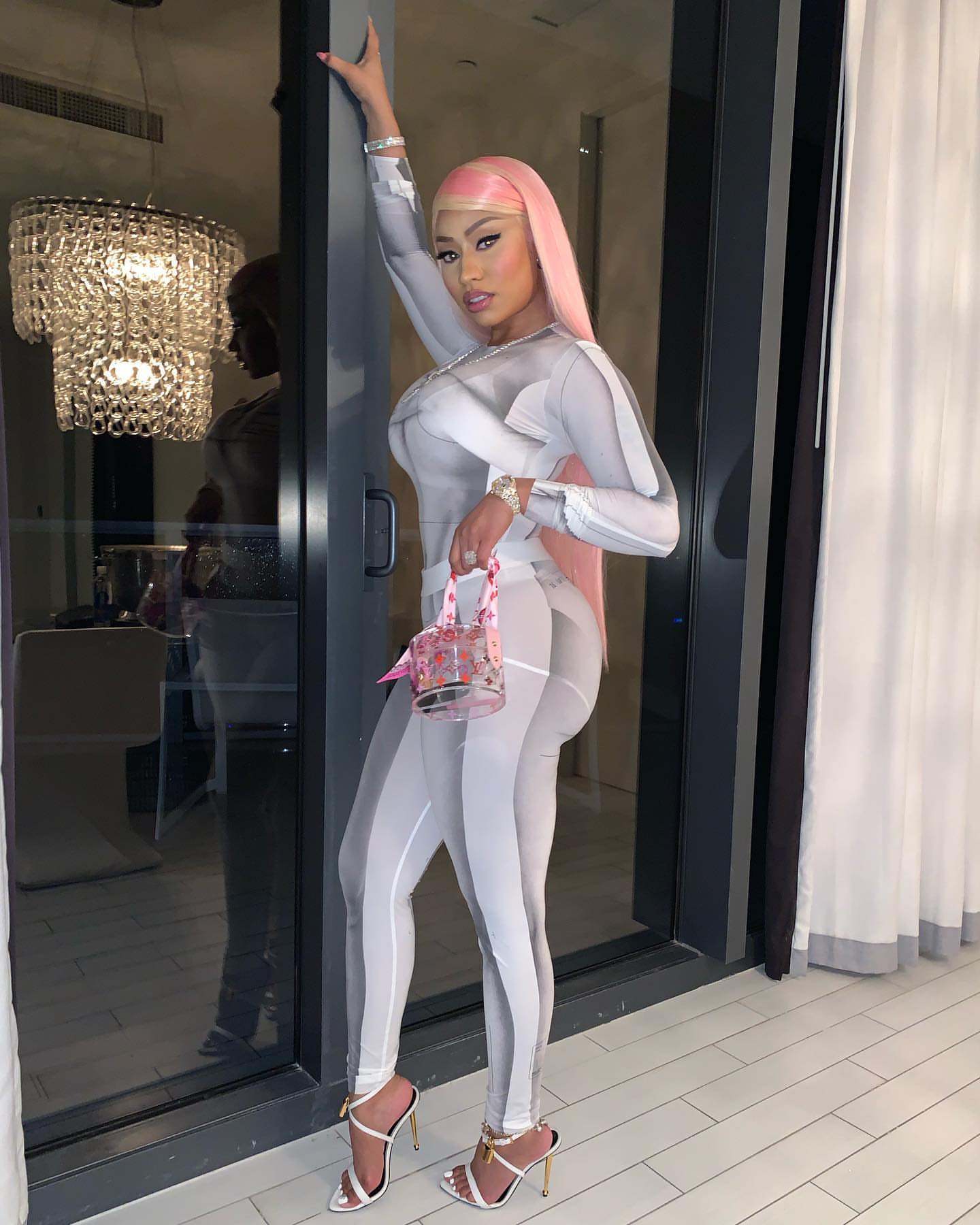 Nicki-Minaj-Bodysuit-Fake-ASs-2.jpg