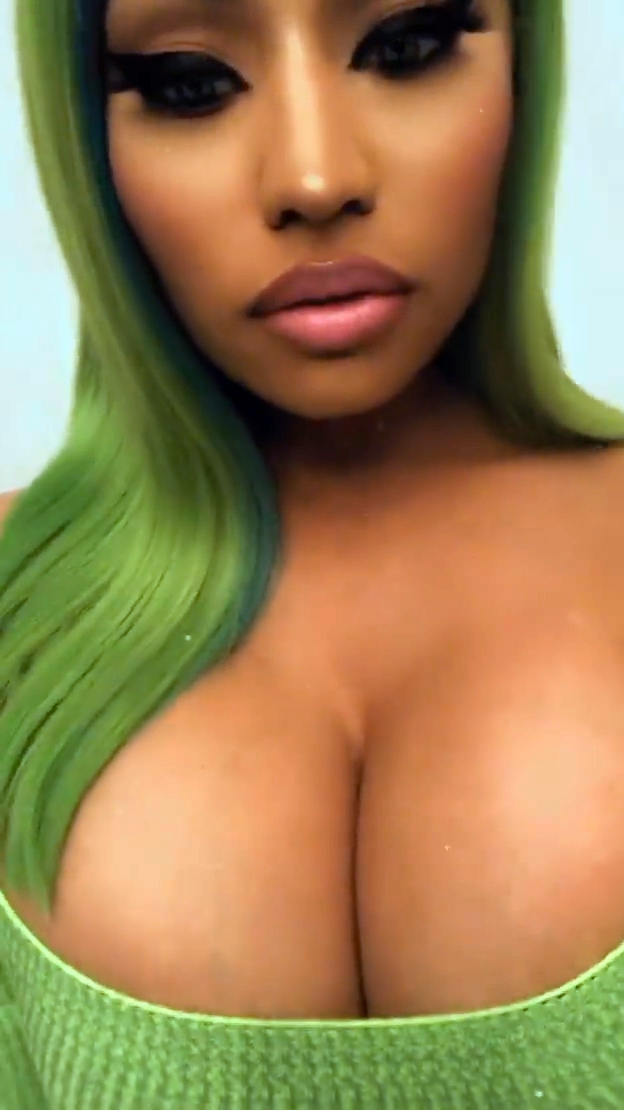 Nicki-Minaj-Cleavage-Nip-Slip-3.jpg