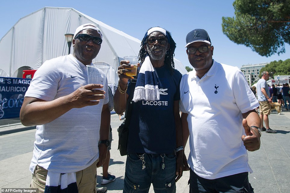 14233712-7093691-The_drinks_are_flowing_as_three_Tottenham_Hotspur_fans_pose_for_-a-30_1559406931487.jpg