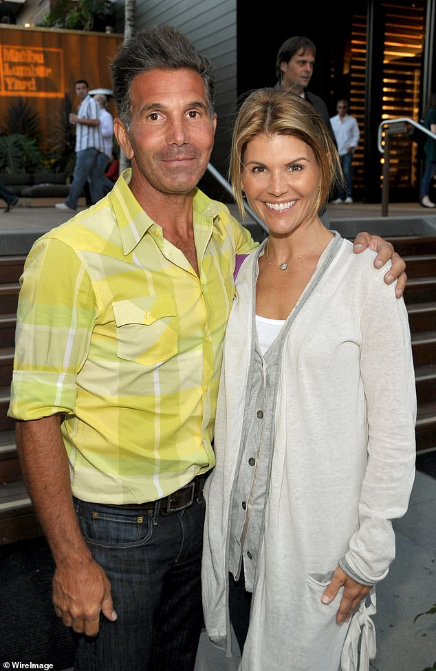 18475526-7463547-Mossimo_Giannulli_left_and_Lori_Loughlin_right_are_still_in_the_-a-74_1568477949706.jpg