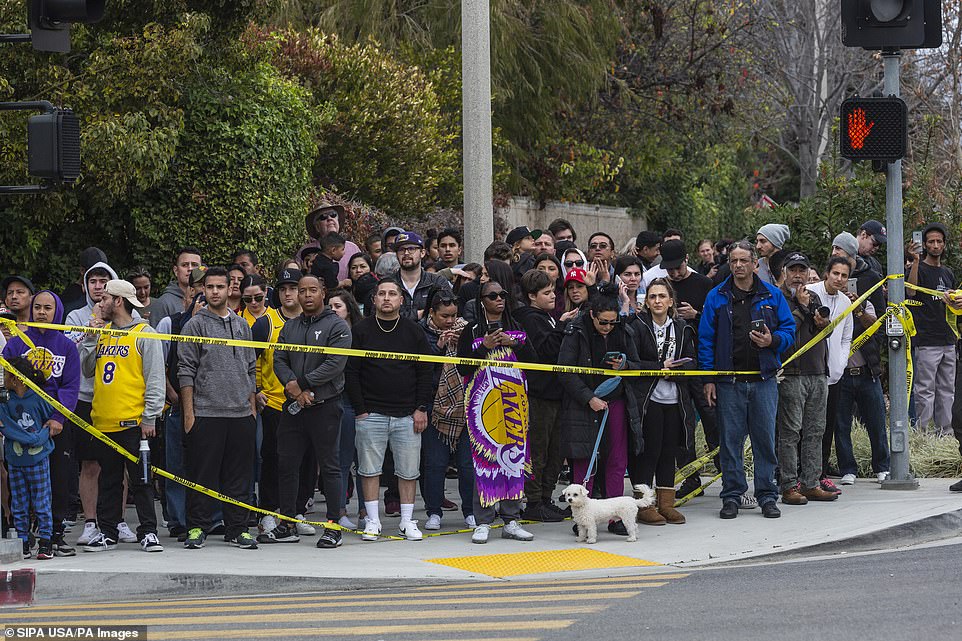 23911612-7931909-Mourners_and_fans_of_Kobe_Bryant_gathered_near_the_crash_site_on-a-26_1580091379427.jpg